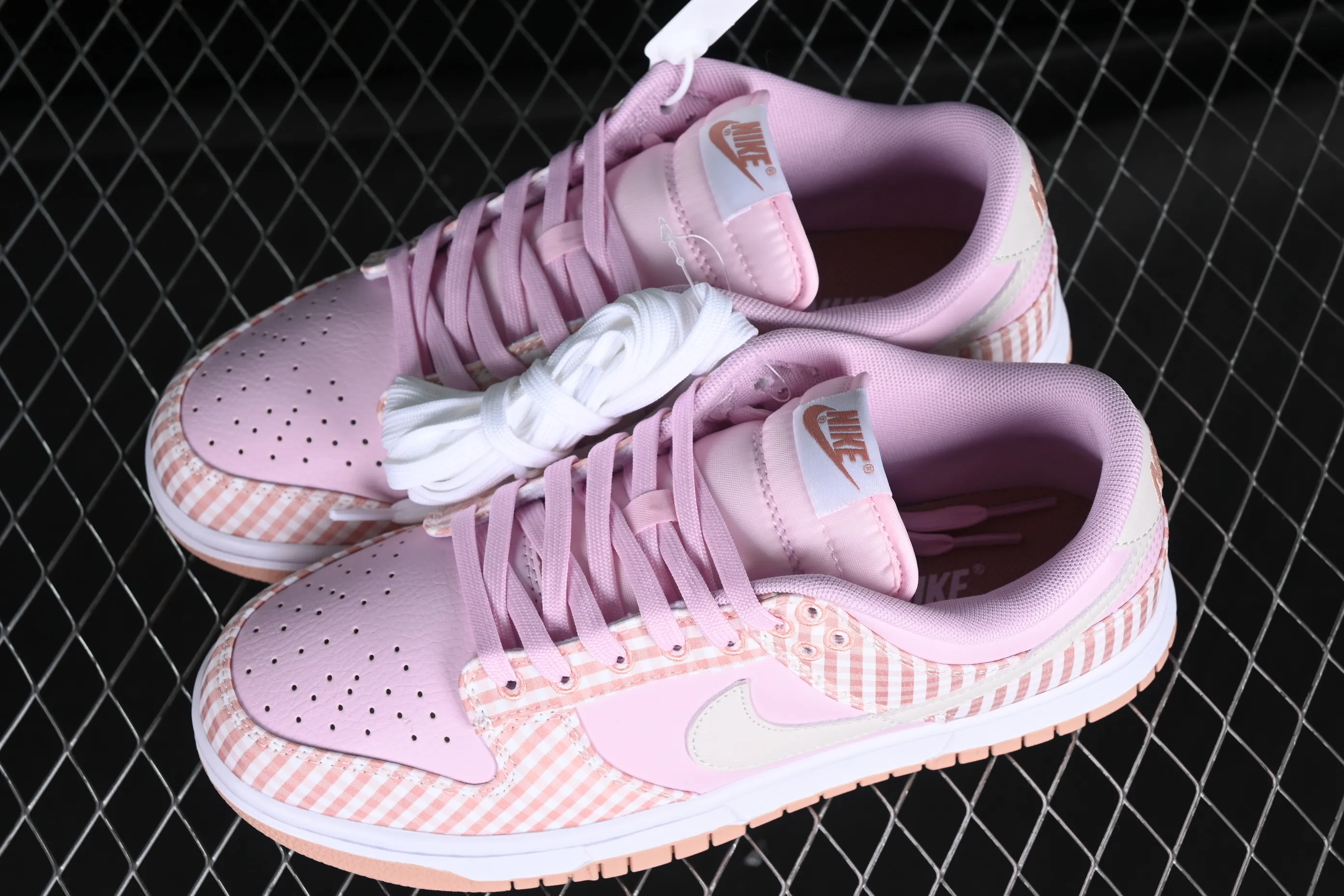 All categories Nk SB Dunk series Nk SB Dunk Low low-top sneakers Nk Dunk Low "Pink Gingham" pink seersucker color SB low-top casual sneakers FB9881-600